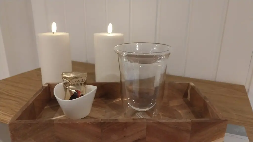 Afslappende stemning med duftlys og wellness-elementer