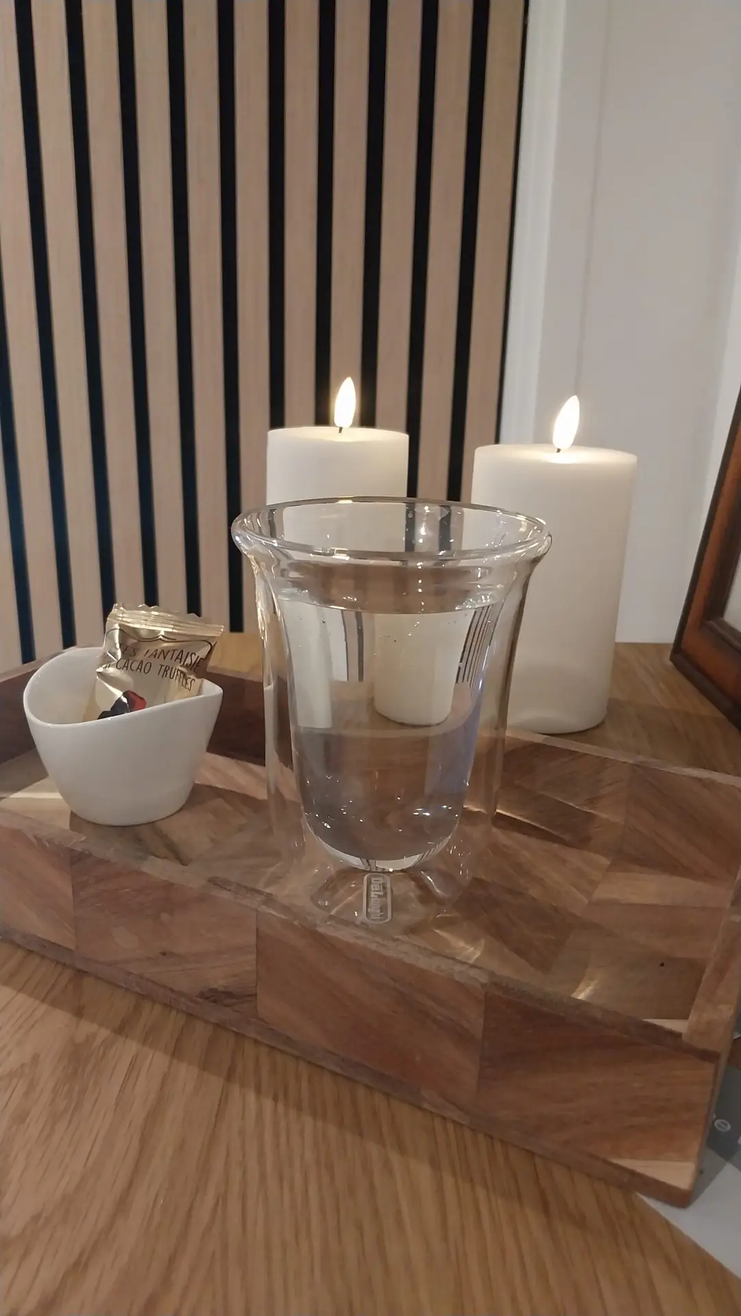 Stemningsbillede med dæmpet lys og glas i roligt massageklinikmiljø i Allesø Odense