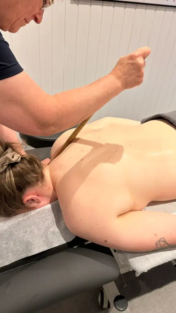 Bambusmassage i nakken med bambuspinde – afspændende behandling i Allesø Odense