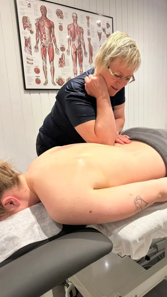 Dybdegående massage med albue på kundens ryg i Allesø Odense