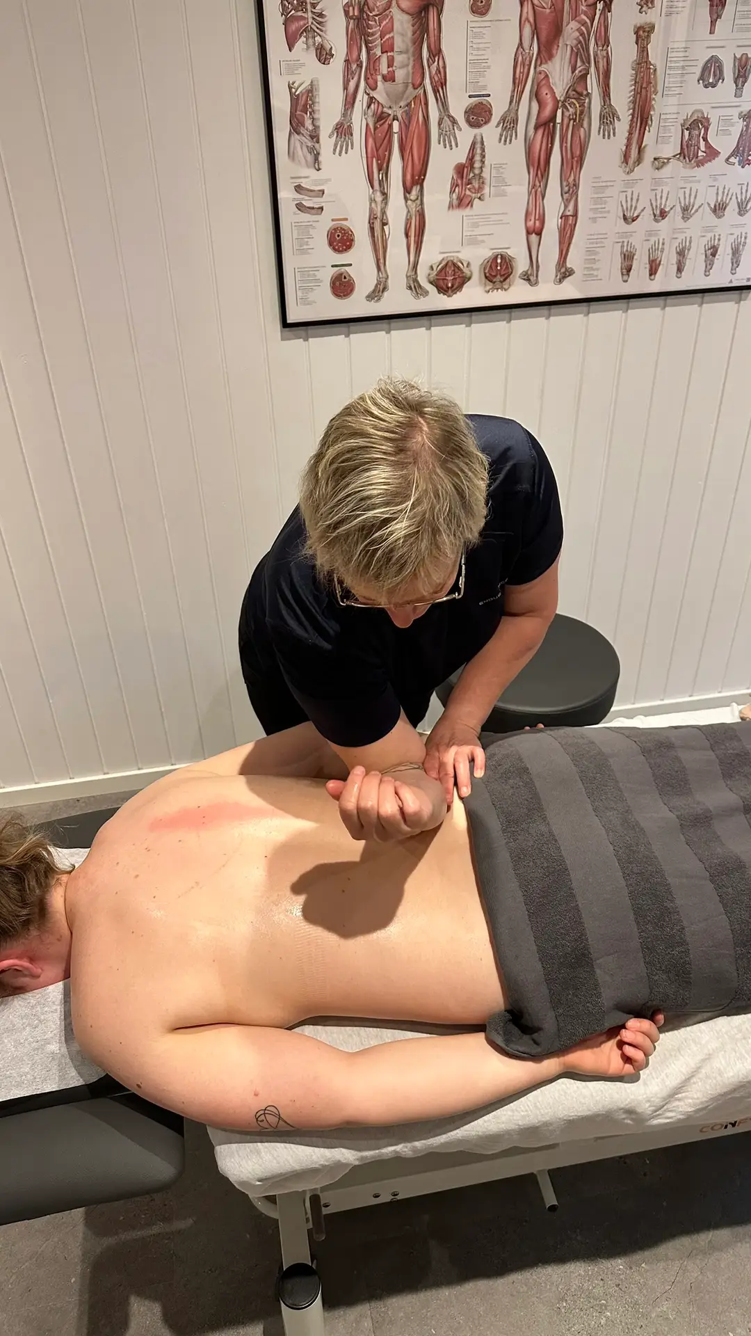 Massagebehandler i Allesø Odense med fokus på nærvær og faglighed