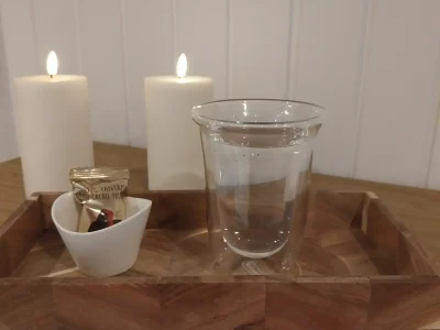 Afslappende stemning med duftlys og wellness-elementer