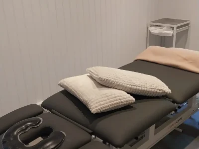 Afslappende massagebriks klar til behandling i roligt klinikmiljø i Allesø Odense