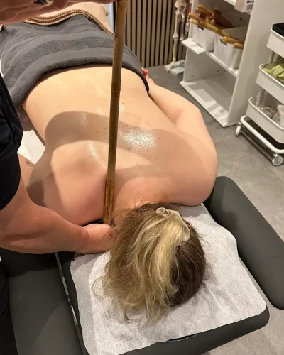 Afslappende nakke-behandling med bambus i rolige omgivelser i Allesø