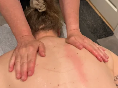 Massagebehandling med fokus på skuldre og nakke i roligt klinikmiljø