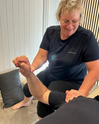 Behandler giver fysiologisk massage i rolige omgivelser i Allesø Odense